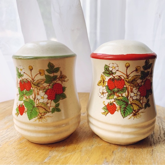 Vintage strawberries and cream salt and pepper shakers - Picture 1 of 5